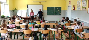 Dzielnicowy Rafał Jóźwicki, przeprowadzający prelekcję na temat hejtu z dziećmi.