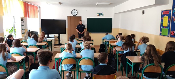 Dzielnicowy Rafał Jóźwicki, przeprowadzający pogadankę na temat hejtu w Szkole Podstawowej nr. 1 imienia Kazimierza Wielkiego w Brzezinach.