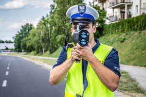 Umundurowany policjant ruchu drogowego.
