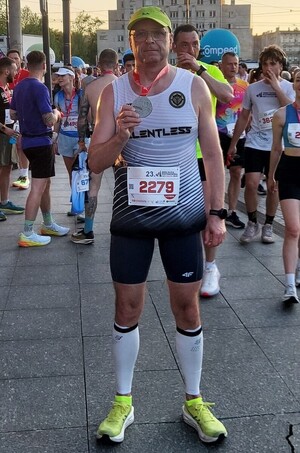 Młodszy Inspektor Radosław Malanowski w stroju sportowym.