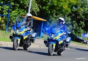 Dwa oznakowane motocykle policyjne.