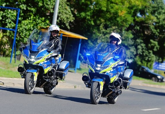 Dwa oznakowane motocykle policyjne.