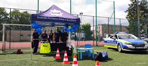 Stoisko profilaktyczne wystawione przez Komendę Powiatową Policji w Brzezinach.
