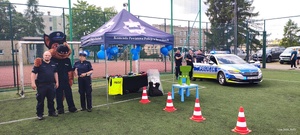 Funkcjonariusze Policji wraz z maskotką Komisarz Aleks.