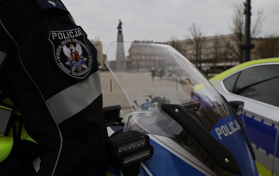 Policyjny motocykl oznakowany.