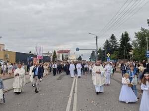 Uroczysta procesja Bożego Ciała ulicami Brzezin.