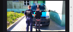 Umundurowany policjant wraz z osobą zatrzymaną.