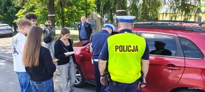 Funkcjonariusze kontrolują pojazd.