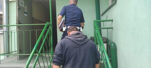 Policjant wraz z nietrzeźwym kierującym.