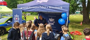 Funkcjonariusz policji prowadzi konkurs profilaktyczny.