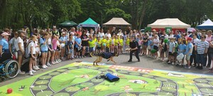 Pies służbowy wraz z policjantką.
