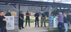 Komendant Powiatowy Policji w Brzezinach na strzelnicy.