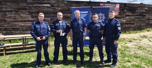 Komendant Powiatowy Policji w Brzezinach wraz z dzielnicowymi, którzy wywalczyli drugie miejsce w turnieju.