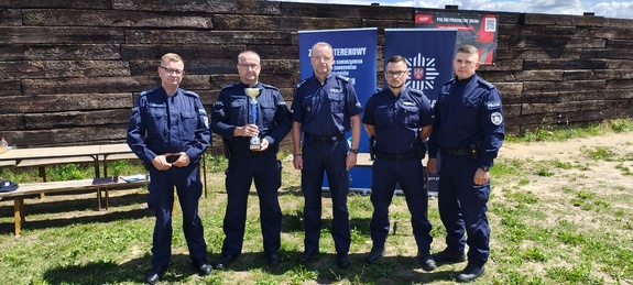 Komendant Powiatowy Policji w Brzezinach wraz z dzielnicowymi, którzy wywalczyli drugie miejsce w turnieju.