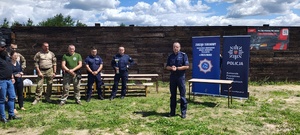 Komendant Powiatowy Policji w Brzezinach inspektor Radosław Malanowski, kończący turniej strzelecki.