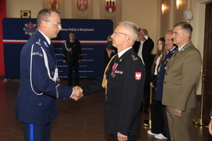 Komendant Powiatowy Policji w Brzezinach składa gratulacje Komendantowi Powiatowemu Państwowej Straży Pożarnej w Brzezinach.