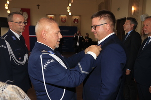 Młodszy inspektor Krzysztof Balcer wręcza Krzyż 35-lecia Powstania Związków Staroście Brzezińskiemu Bartłomiejowi Lipskiemu.