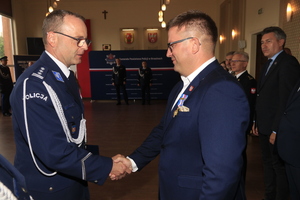 Komendant Powiatowy Policji w Brzezinach gratuluje Staroście Brzezinskiemu.