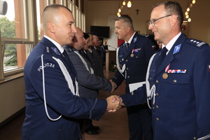 Zastępca Komendanta Wojewódzkiego Policji w Łodzi inspektor Mariusz Siejka wręczający akty mianowania na wyższe stopnie policyjne wraz z Komendantem Powiatowym Policji w Brzezinach.