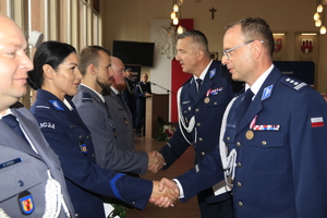 Zastępca Komendanta Wojewódzkiego Policji w Łodzi inspektor Mariusz Siejka wręczający akty mianowania na wyższe stopnie policyjne wraz z Komendantem Powiatowym Policji w Brzezinach.