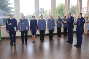 Zastępca Komendanta Wojewódzkiego Policji w Łodzi inspektor Mariusz Siejka z Komendantem Powiatowym Policji w Brzezinach gratulują nowo mianowanym funkcjonariuszom Policji.