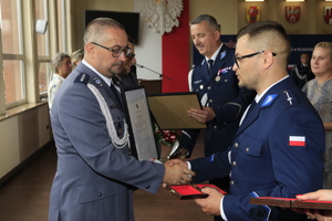 Zastępca Komendanta Wojewódzkiego Policji w Łodzi inspektor Mariusz Siejka wręczający wraz z młodszym aspirantem Bogusławem Pawłowskim oraz dzielnicowym Miasta Brzeziny aspirantem sztabowym Jarosławem Sobieszkoda.