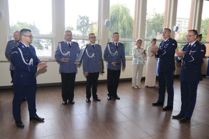 Zastępca Komendanta Wojewódzkiego Policji w Łodzi inspektor Mariusz Siejka wraz z Komendantem Powiatowym Policji w Brzezinach oraz dzielnicowymi Komendy Powiatowej Policji w Brzezianch.