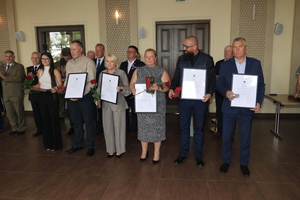 Zaproszeni goście z wręczonymi podziękowaniami od Komendanta Powiatowego Policji w Brzezinach.