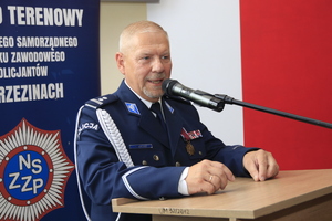 Przemawiający młodszy inspektor Krzysztof Balcer - Przewodniczący Zarządu Wojewódzkiego NSZZ Policjantów.