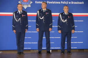 Zastępca Komendanta Wojewódzkiego Policji w Łodzi inspektor Mariusz Siejka wraz z Komendantem Powiatowym Policji w Brzezinach  inspektorem Radosławem Malanowskim oraz I Zastępcą Komendanta Powiatowego Policji w Brzezinach młodszym inspektorem Pawłem Ciechanowskim.