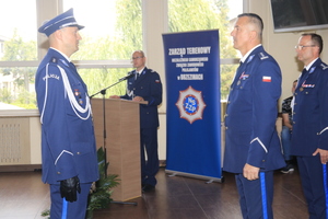 Dowódca uroczystości melduje Zastępca Komendanta Wojewódzkiego Policji w Łodzi zakończenie uroczystości.