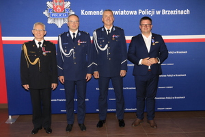Zastępca Komendanta Wojewódzkiego Policji w Łodzi inspektor Mariusz Siejka , Komendant Powiatowy Policji w Brzezinach inspektor Radosław Malanowski, Komendant Powiatowy Państwowej Straży Pożarnej w Brzezinach starszy brygadier Mariusz Kaczmarski oraz Starosta Powiatu Brzezińskiego Bartłomiej Lipski.