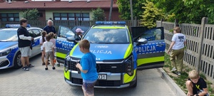 Policjanci wraz z uczestnikami półkolonii.