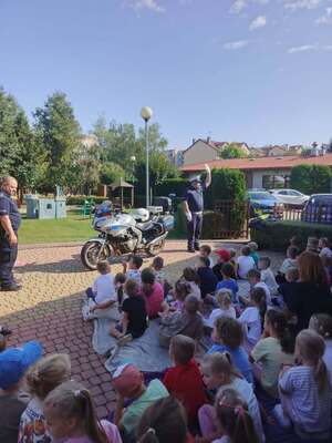 Policjanci edukują najmłodszych uczestników ruchu drogowego.