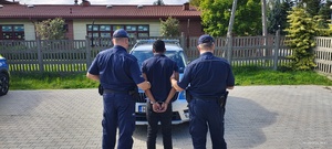 Policjanci z zatrzymanym cudzoziemcem.