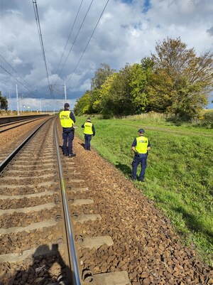 Dzielnicowi wraz ze Strażą Ochrony Kolei, dokonują sprawdzenia infrastruktury kolejowej.