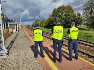 Policjanci z Brzezin wraz ze Strażą Ochrony Kolei kontrolują perony i tory.
