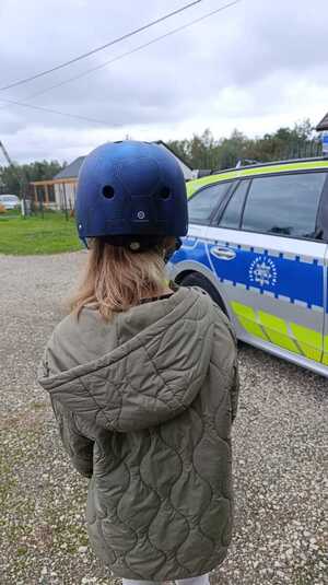 Dziecko z kaskiem od policjanta.