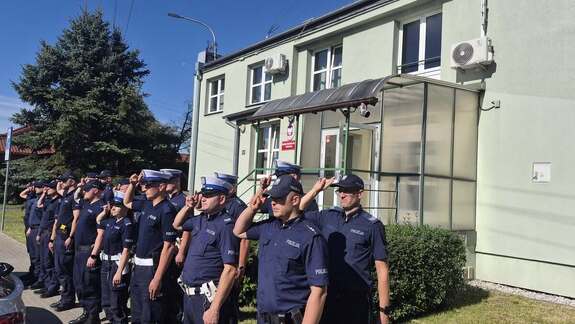 Funkcjonariusze Komendy Powiatowej Policji w Brzezinach oddali hołd zmarłemu.