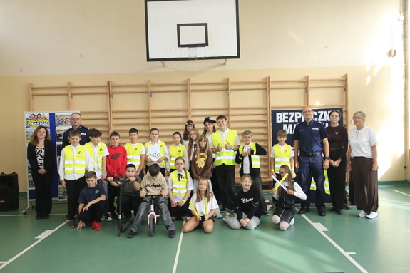 Komendant Powiatowy Policji w Brzezinach wraz z dziećmi.