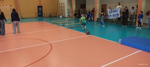 Uczeń pokonujący tor przeszkód.