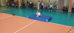Uczennica wykonująca ćwiczenie.