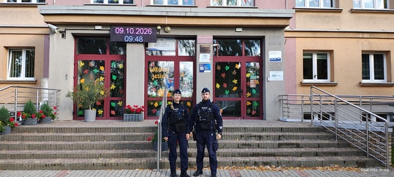 Funkcjonariusze kontrolujący placówki oświatowe na terenie powiatu brzezińskiego.