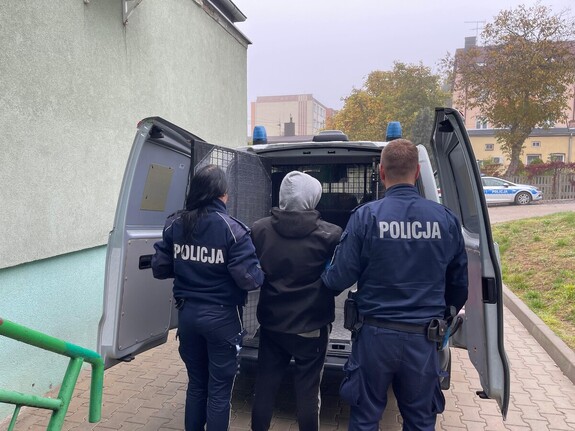 Zatrzymana kobieta w towarzystwie brzezińskich funkcjonariuszy.