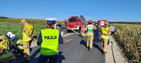 Policjanci z Brzezin biorą udział w ćwiczeniach przy symulacji wypadku drogowego.