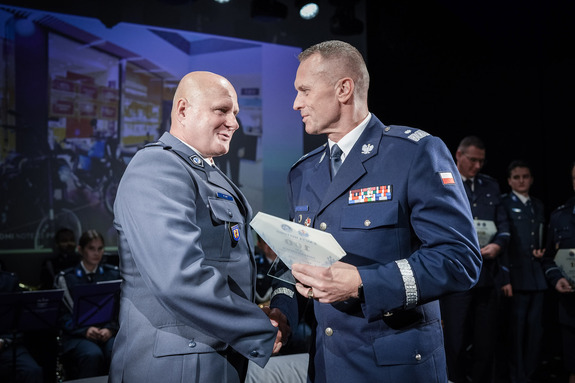 aspirant sztabowy Robert Fal otrzymuje pamiątkową statuetkę z rąk Komendanta Wojewódzkiego Policji w Łodzi nadinspektora Arkadiusza Sylwestrzaka.