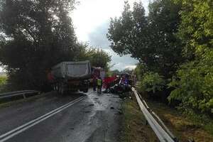 miejsce wypadku drogowego, widoczne rozbite pojazdy na drodze